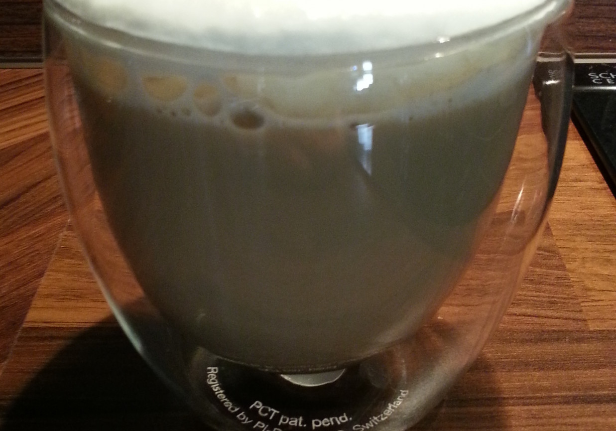 Kawa latte macchiato z czekoladą i wiórkami kokosowymi foto