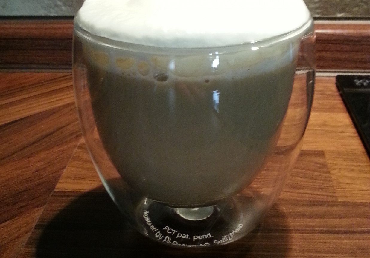 Kawa latte macchiato z czekoladą i wiórkami kokosowymi foto