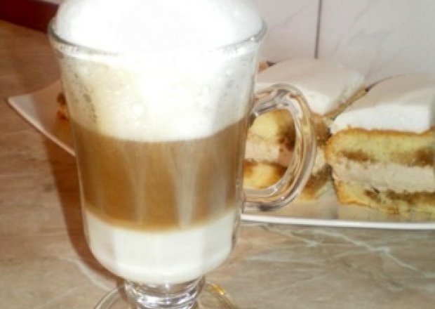 Fotografia przedstawiająca Kawa latte macchiatto