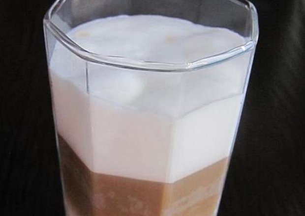 Fotografia przedstawiająca Kawa latte trójwarstwowa