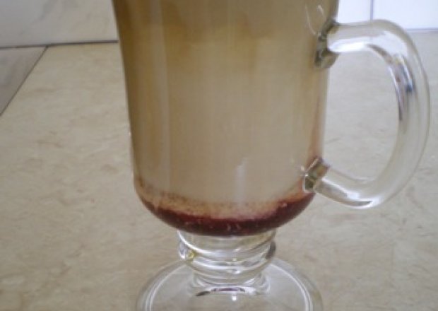 Fotografia przedstawiająca Kawa Latte z syropem malinowym