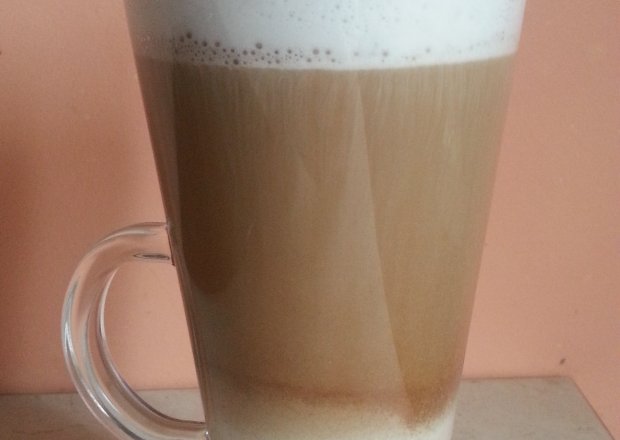Fotografia przedstawiająca Kawa latte (zrobiona domowym sposobem)