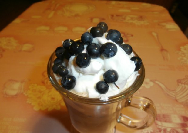 Fotografia przedstawiająca kawa mrożona z jagodami