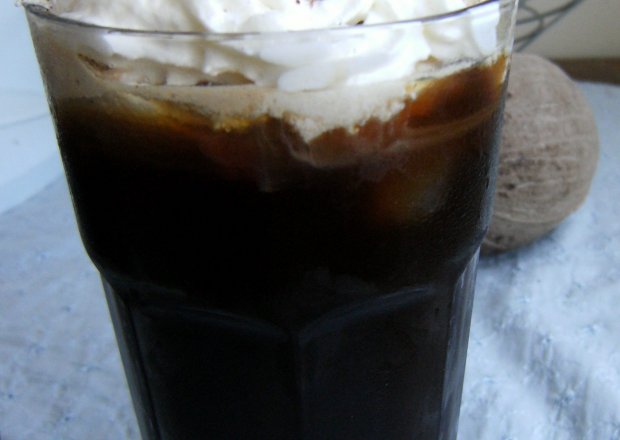Fotografia przedstawiająca Kawa mrożona z lodami waniliowymi