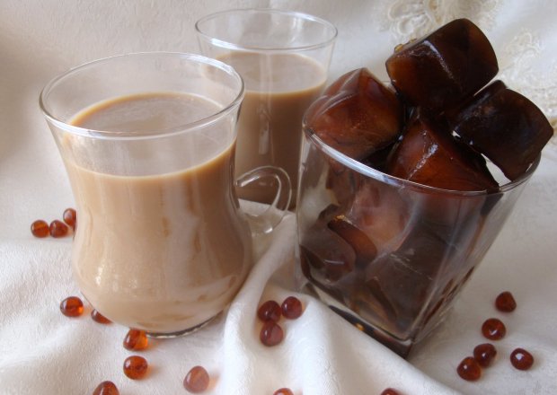 Fotografia przedstawiająca Kawa mrożona z „lodem kawowym”