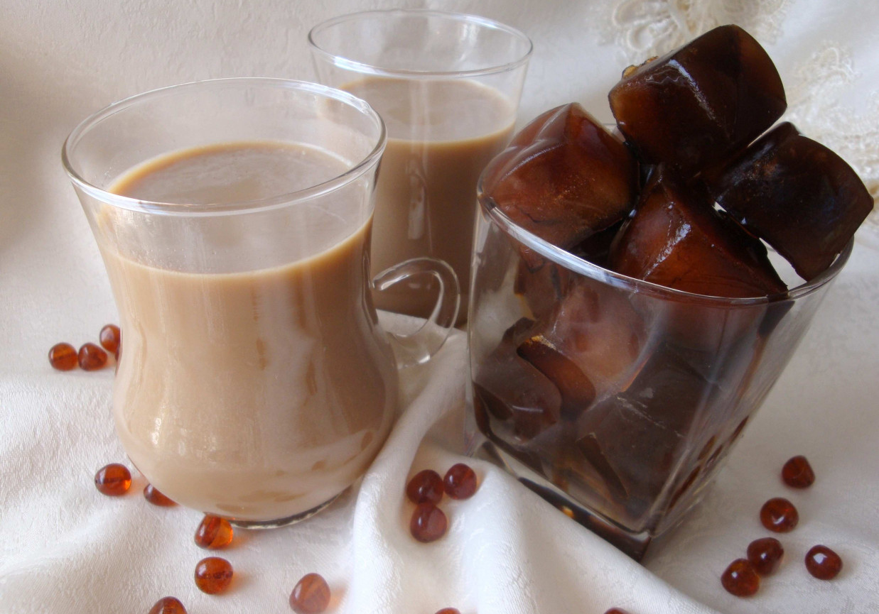 Kawa mrożona z „lodem kawowym” foto