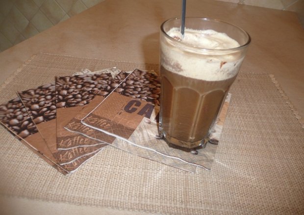 Fotografia przedstawiająca Kawa mrożona z lodem na patyku