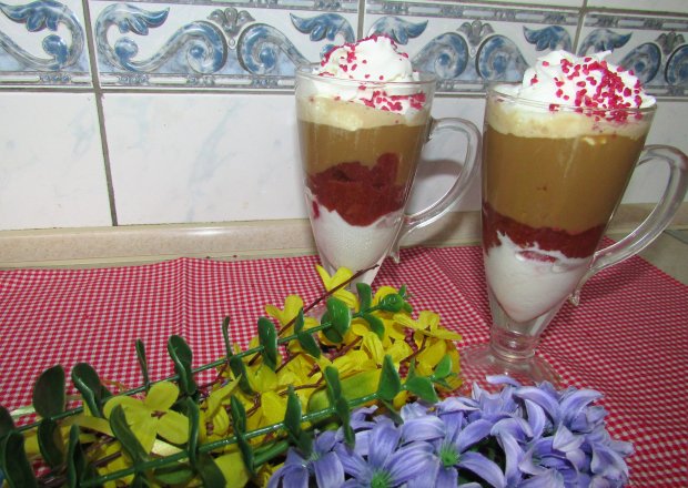 Fotografia przedstawiająca Kawa mrożona z malinami