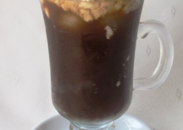 Fotografia przedstawiająca Kawa mrożona﻿ z mieszanką przypraw z posmakiem cynamonu