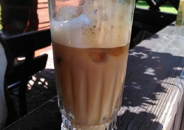 Fotografia przedstawiająca kawa mrożona z mlekiem kokosowym