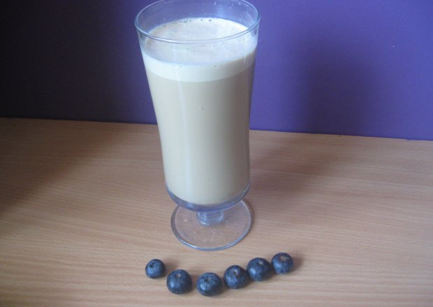 Fotografia przedstawiająca Kawa mrożona z mlekiem skondensowanym i wodą mineralną