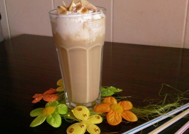 Fotografia przedstawiająca Kawa mrożona z prażonymi migdałami