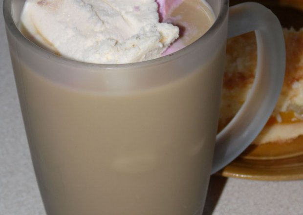 Fotografia przedstawiająca Kawa na zimno z lodami