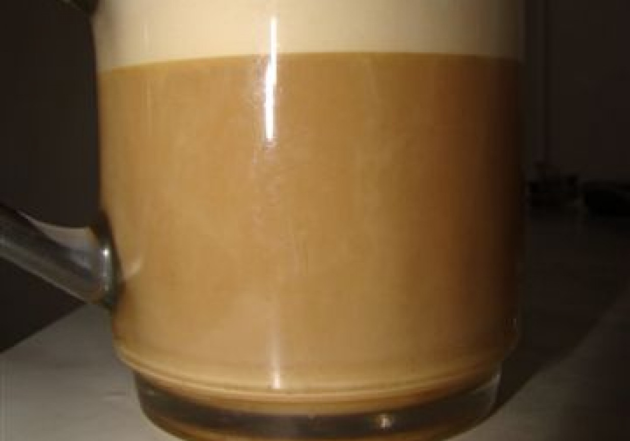 Kawa z ajerkoniakiem i bitą śmietaną foto