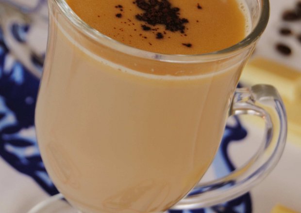 Fotografia przedstawiająca Kawa z białą czekoladą