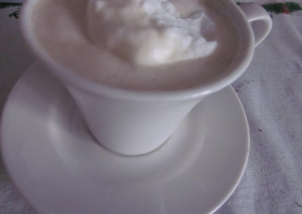 Fotografia przedstawiająca kawa z bitą śietana