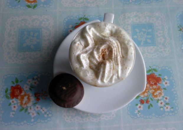 Fotografia przedstawiająca Kawa z bitą śmietaną i cynamonem