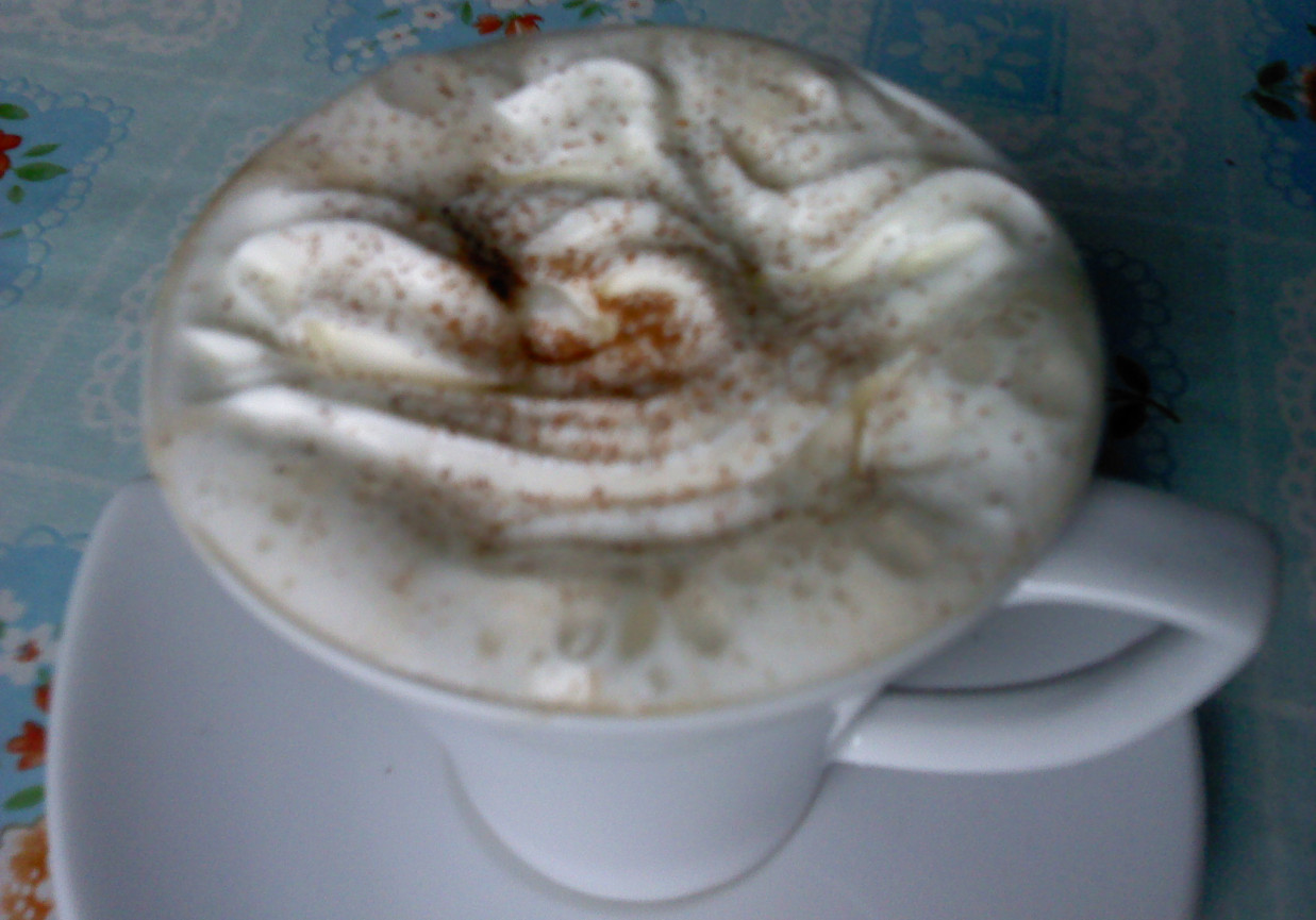Kawa z bitą śmietaną i cynamonem foto