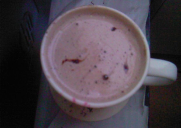 Fotografia przedstawiająca Kawa z bitą śmietaną i czekoladą