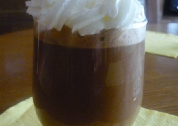Fotografia przedstawiająca Kawa z bitą śmietana i lodem