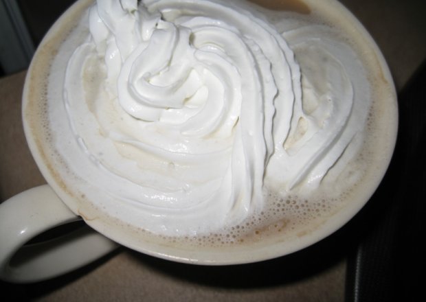 Fotografia przedstawiająca kawa z bitą smietana