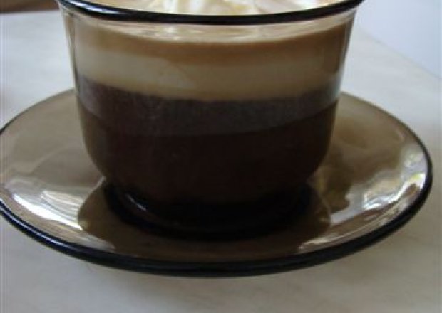 Fotografia przedstawiająca kawa z bitą śmietaną