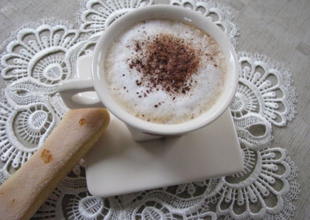 Fotografia przedstawiająca Kawa z cynamomem i kardamonem