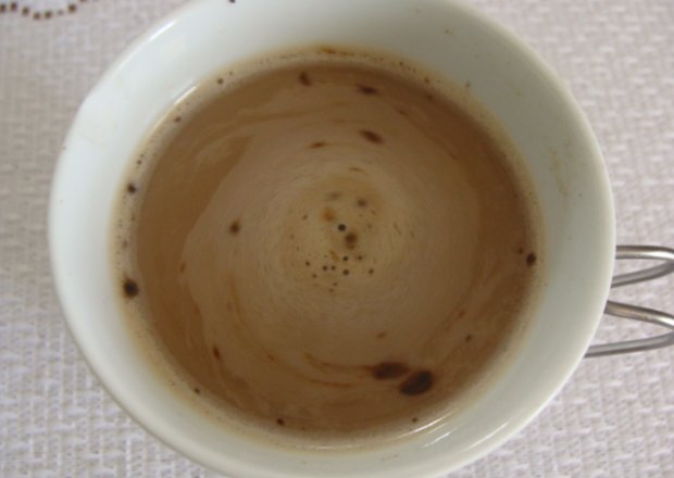 Fotografia przedstawiająca Kawa z czekoladą i aromatycznym cynamonem