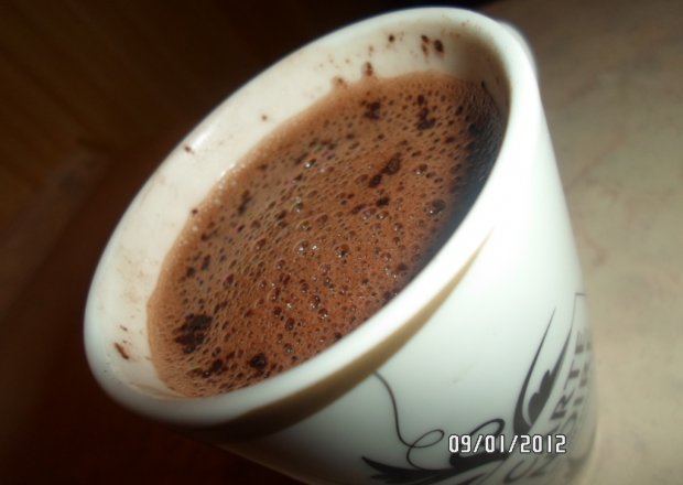 Fotografia przedstawiająca Kawa z czekoladą i cynamonem