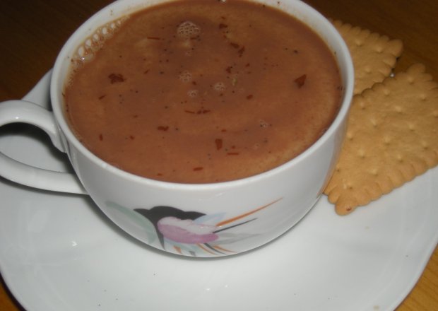 Fotografia przedstawiająca kawa z czekoladą i śmietanką