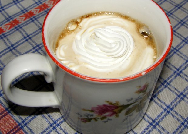 Fotografia przedstawiająca kawa z kardamonem, miodem i bitą śmietaną