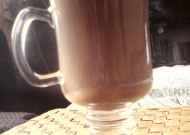Fotografia przedstawiająca Kawa z likierem czekoladowym i bitą śmietaną