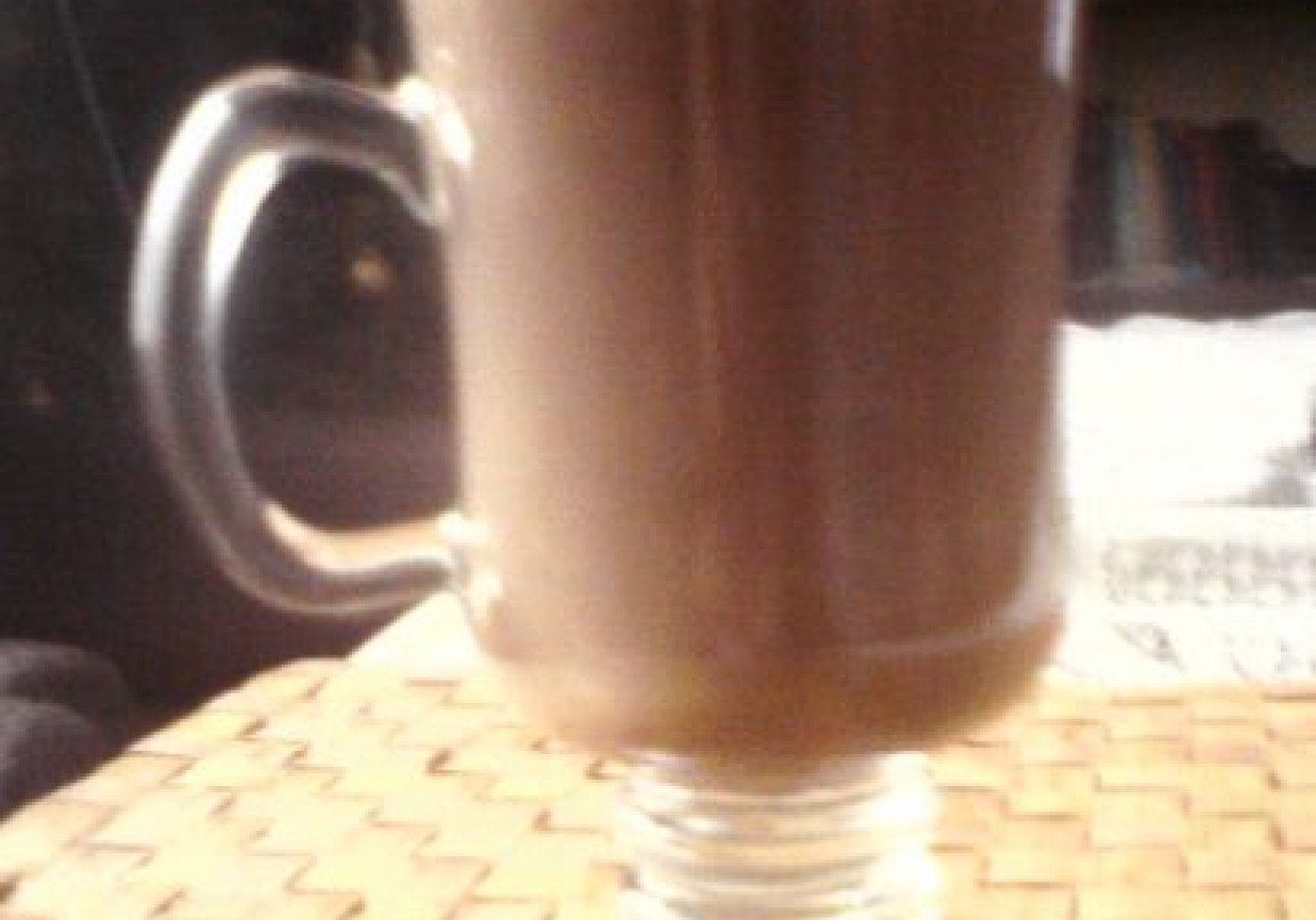 Kawa z likierem czekoladowym i bitą śmietaną foto