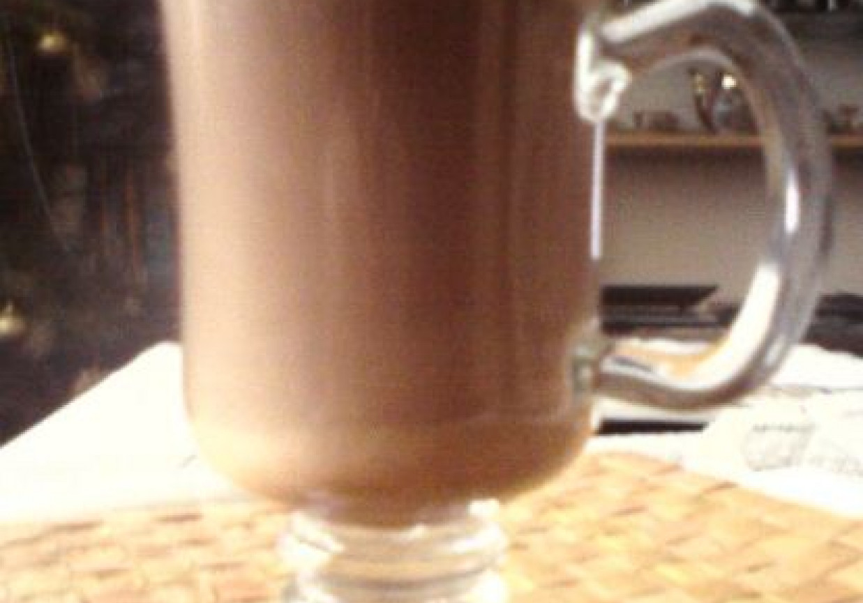 Kawa z likierem czekoladowym i bitą śmietaną foto