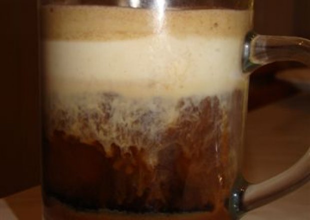 Fotografia przedstawiająca Kawa z lodami i bitą smietaną