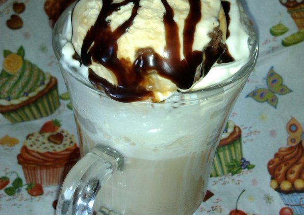 Fotografia przedstawiająca Kawa z lodami i nutą czekolady