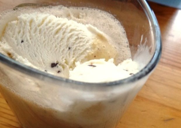 Fotografia przedstawiająca Kawa z lodami straciatella