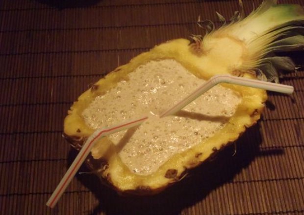 Fotografia przedstawiająca Kawa z lodami w ananasie