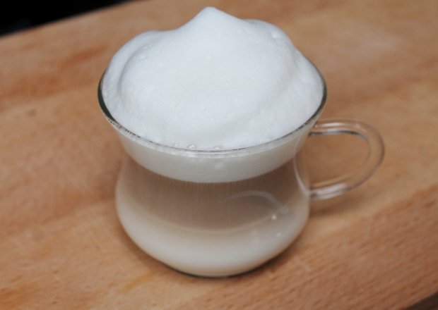 Fotografia przedstawiająca Kawa z mleczkiem kokosowym i pianką