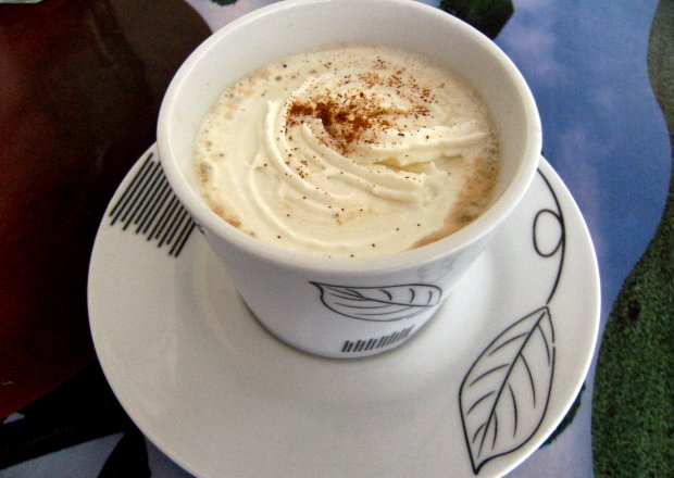 Fotografia przedstawiająca Kawa z mlekiem, miodem i cynamonem