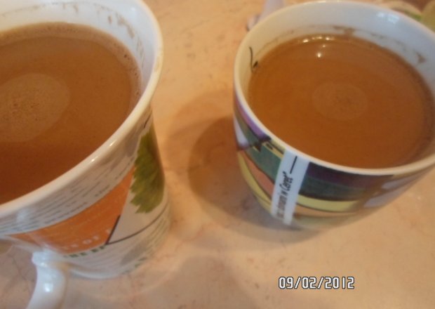 Fotografia przedstawiająca Kawa z mlekiem, miodem i imbirem