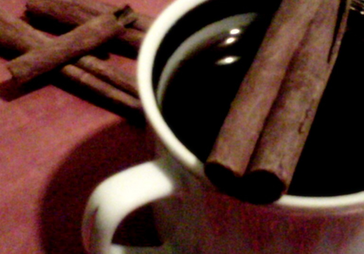Kawa z muscovado i laską cynamonu foto