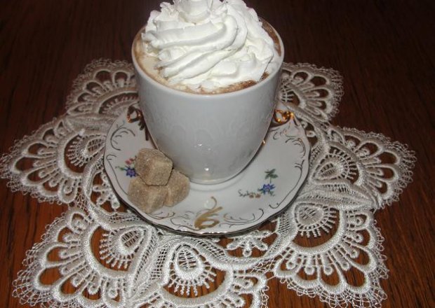 Fotografia przedstawiająca Kawa z pianką i cukrem trzcinowym