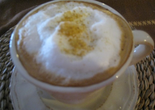 Fotografia przedstawiająca Kawa z pianką  i kardamonem