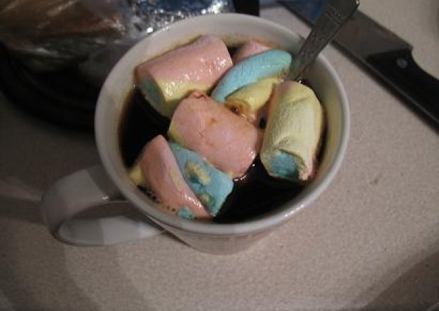 Fotografia przedstawiająca Kawa z piankami marshmallow