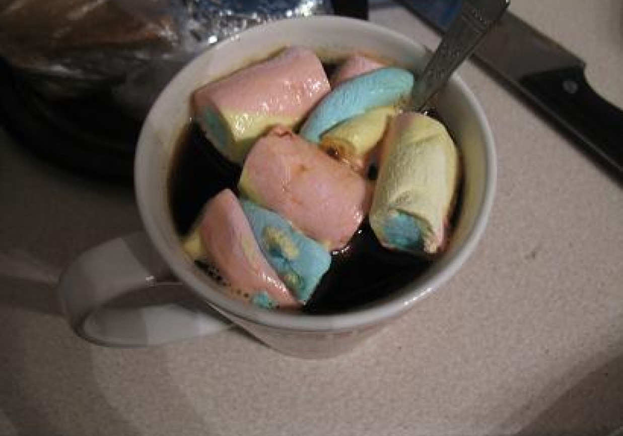 Kawa z piankami marshmallow foto