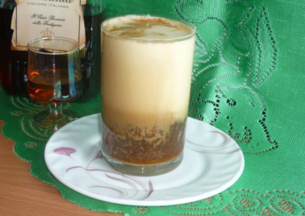 Fotografia przedstawiająca kawa z puszystym kremem i likierem amaretto