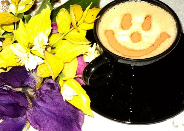 Fotografia przedstawiająca kawa z uśmiechem  i pianką