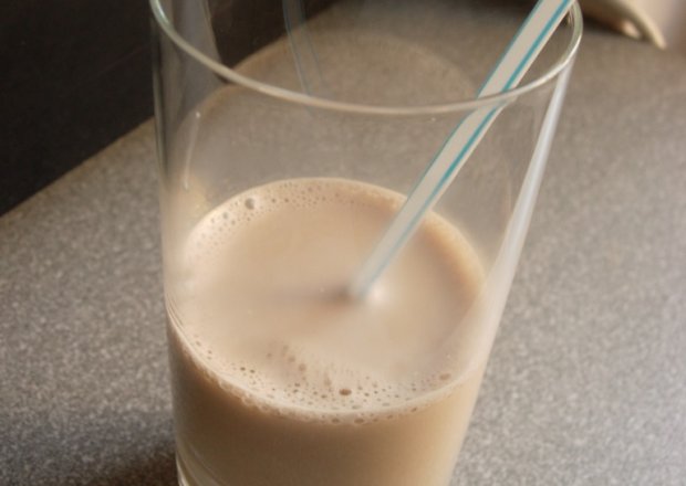Fotografia przedstawiająca Kawa zbożowa z miodem na mleku