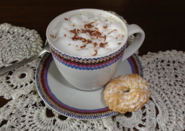 Fotografia przedstawiająca Kawa ze mlekiem i cynamonem